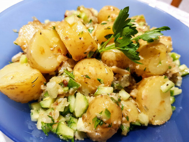 Salată caldă de cartofi proaspeți și castraveți