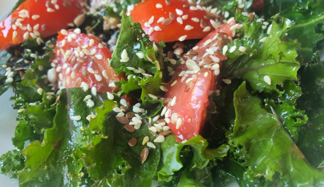 Salată de varză kale, cu roșii și semințe