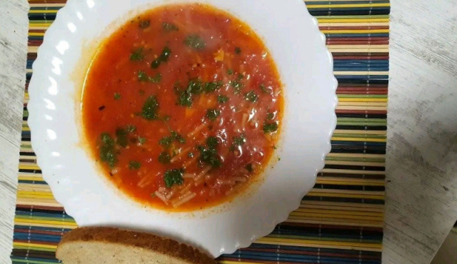 Supă de roșii cu tăiței și busuioc