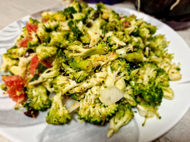 Salată de broccoli crud cu grapefruit