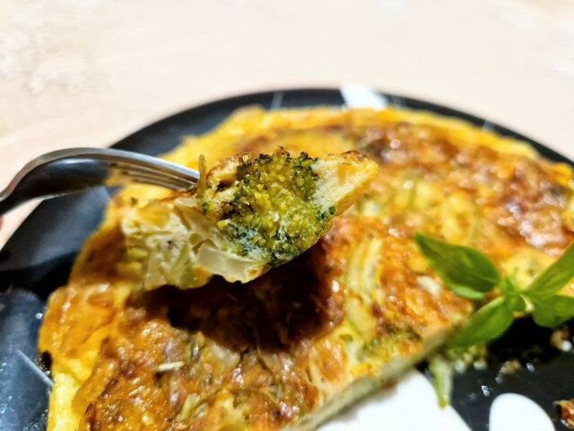 Tortilla cu broccoli și dovlecei cu aromă de rozmarin