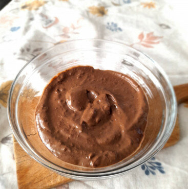 Mousse de avocado cu bucăți de ciocolată
