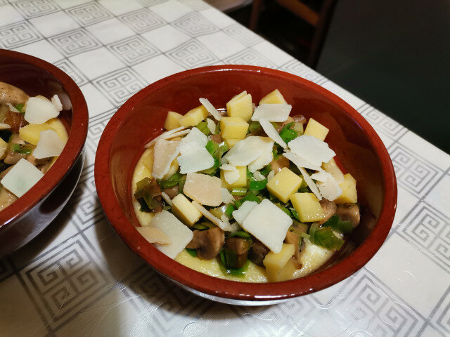Mămăligă cu ciuperci și brânză, în vas de lut