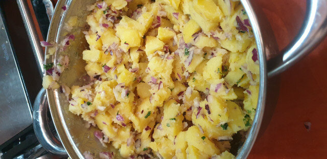 Salată de cartofi cu ceapă roșie și pătrunjel
