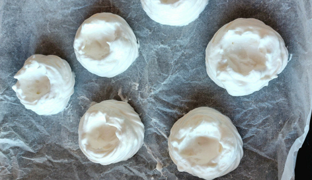 Keto mini Pavlova