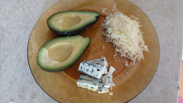 Avocado copt cu brânză cu mucegai