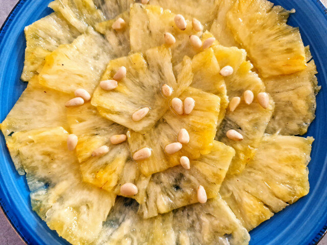 Carpaccio de ananas cu dressing de miere