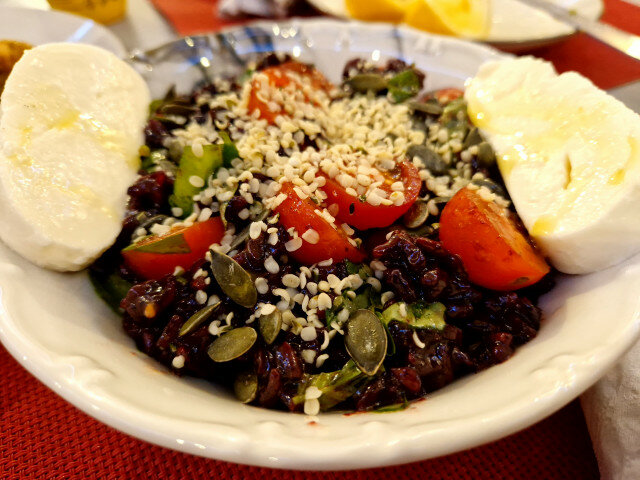 Salată de orez negru, roșii cherry și busuioc