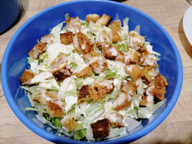Salata Caesar cu sos de iaurt