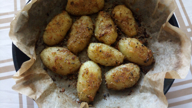 Cartofi prăjiți proaspeți cu crustă irezistibilă de parmezan