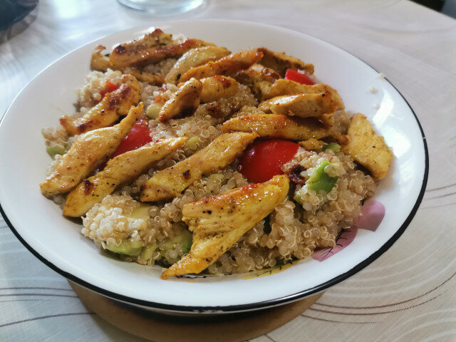 Salată cu quinoa și carne de pui