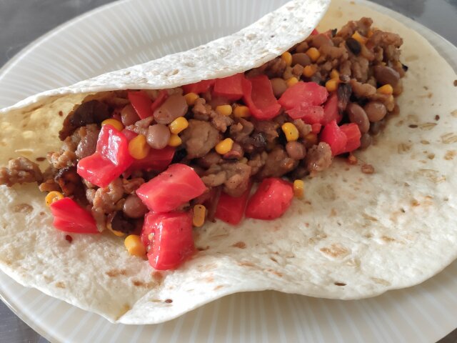 Burrito cu vinete și roșii proaspete