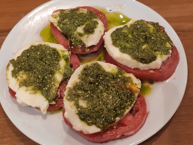 Salată Caprese cu pesto alla genovese