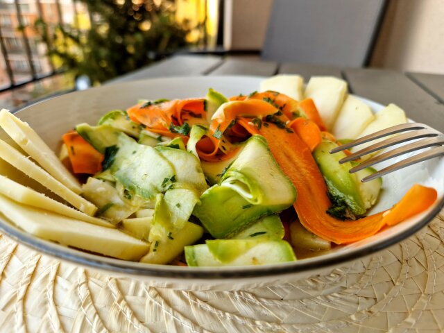 Salată proaspătă de dovlecei și morcovi