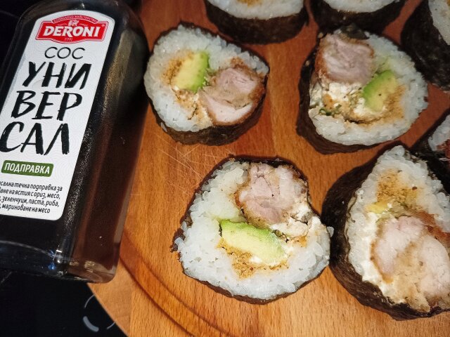 Sushi crocant de pui cu avocado