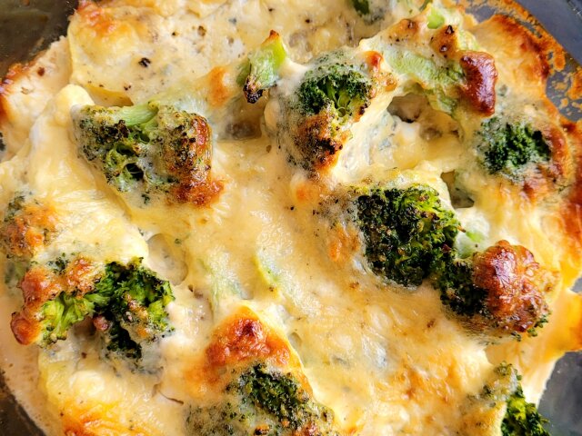 Caserolă vegetariană cu broccoli și brânză albastră