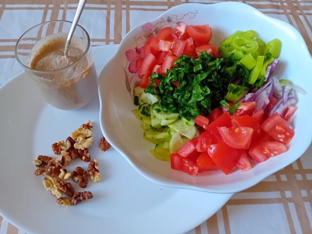Salată vegană georgiană