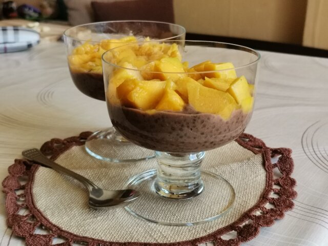 Budincă vegană de chia cu mango și banane