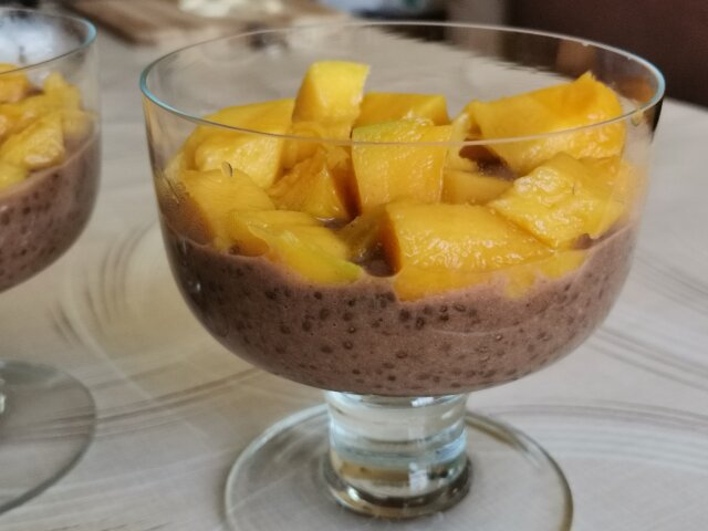 Budincă vegană de chia cu mango și banane