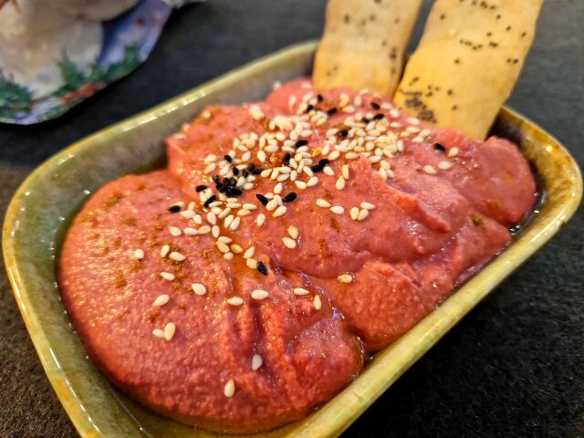 Hummus cu sfeclă roșie pentru petrecere