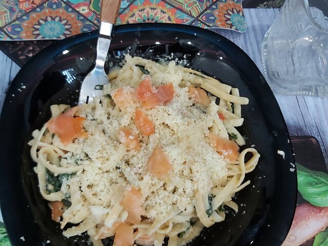 Linguine cu spanac, creveți și sos bechamel