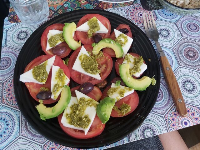 Salată Caprese, cu avocado