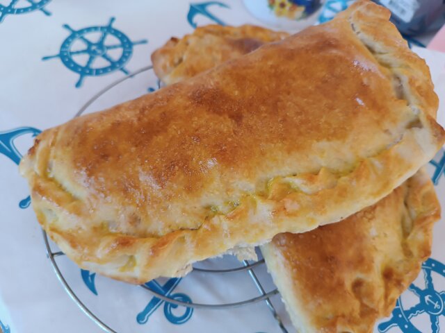 Pizza calzone cu carne tocată