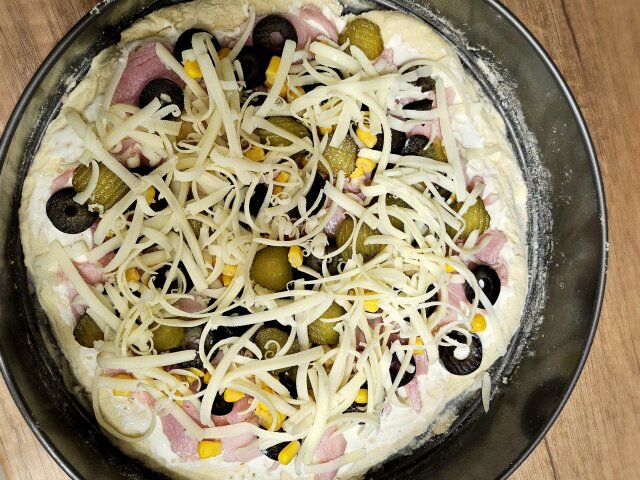 Pizza cu șuncă și porumb