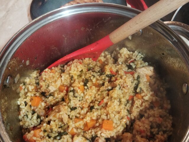 Carne de porc suculentă cu spanac și bulgur