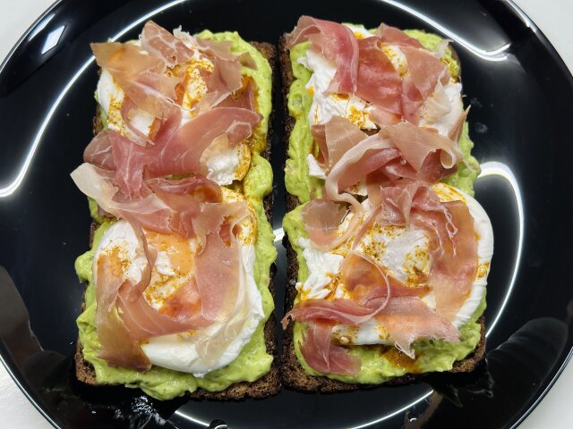 Pâine prăjită cu avocado, cu ouă poșate și prosciutto