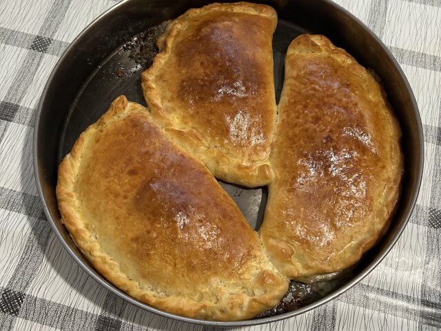 Pizza calzone cu carne tocată