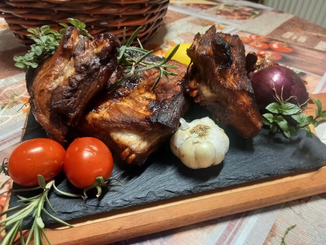 Coaste de porc la cuptor în vas de lut