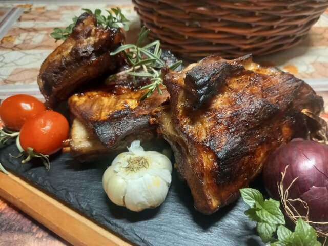 Coaste de porc la cuptor în vas de lut