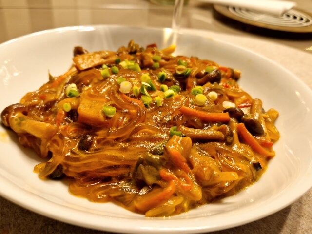 Noodles de cartofi dulci cu praz si legume