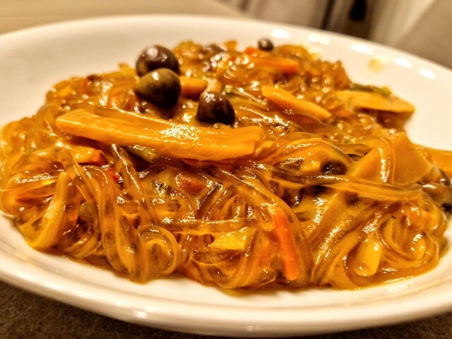 Noodles de cartofi dulci cu praz si legume