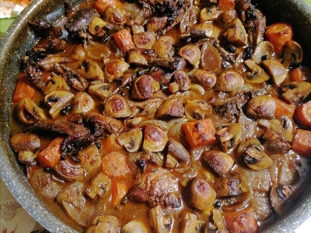 Iepure cu vin alb și legume la cuptor